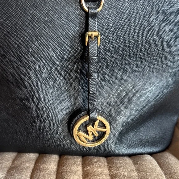 Michael Kors Jet Set Black Leather Tote Bag w/ Gold Logo Charm🌸 - Picture 3 of 12